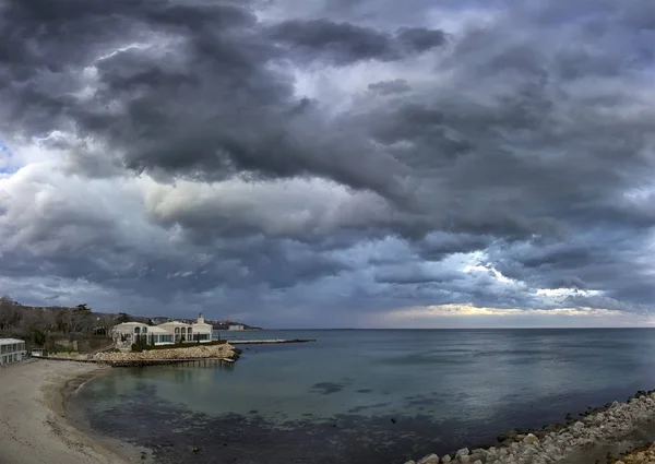 Kalme zee en stormachtige wolken — Stockfoto