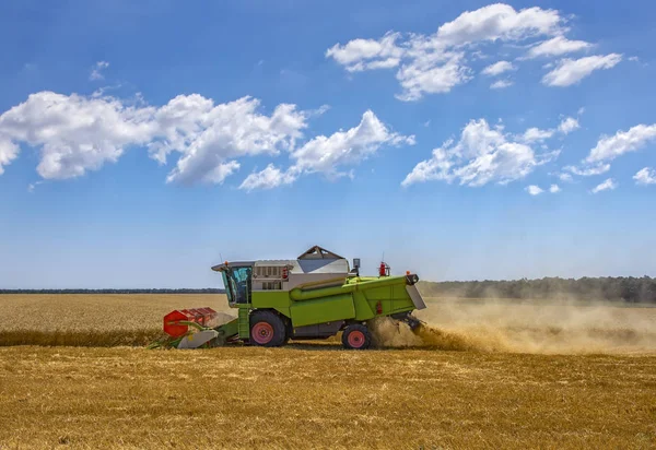 Harvester machine om te oogsten — Stockfoto