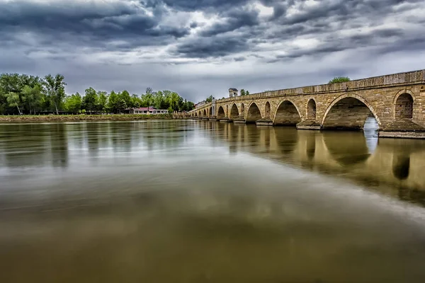 Çok güzel bir taş köprü — Stok fotoğraf