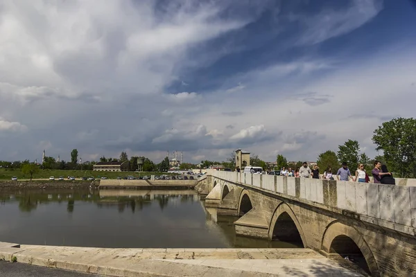 Május 1-én, 2015-ben Edirne, Törökország, gyönyörű táj, a híd a Tundzsa folyó és a város felett — Stock Fotó