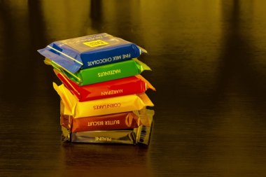 Varna, Bulgaristan - 14 Kasım 2017: Ritter Sport sütlü çikolata barlar. Ritter Sport çikolata farklı dolgu ile. Ritter spordur 1912 yılında kurulan Alman çikolata markası