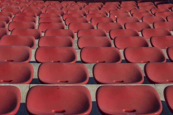 Άδειο πλαστικό κόκκινες καρέκλες — Φωτογραφία Αρχείου