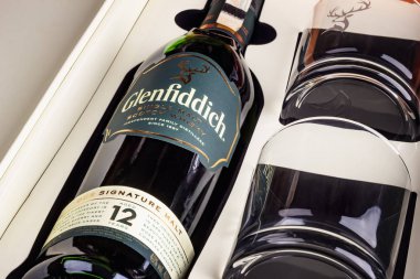 Varna, Bulgaristan - Aralık, 06, 2017: Glenfiddich Tek Malt Scotch whisky iki gözlüklü. lüks ambalaj
