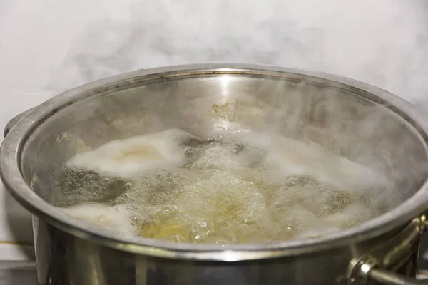 Eau bouillante dans une casserole — Photo