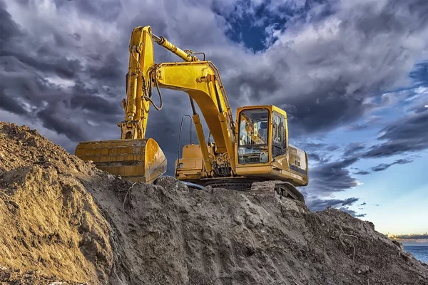 Una excavadora amarilla de parada —  Fotos de Stock