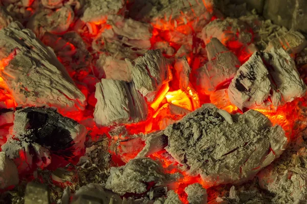 Elden flammar av en brasa i en öppen spis. — Stockfoto