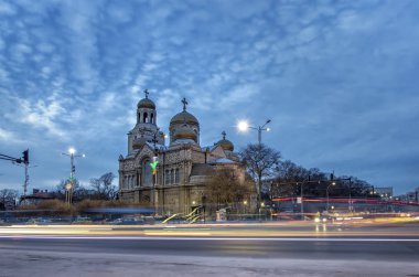 Varsayım Varna Cathedral doğal manzaraya. Varna, Bulgaristan yerlerinden Night.One ışıklı.