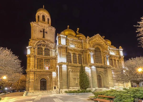 De kathedraal in de nacht — Stockfoto