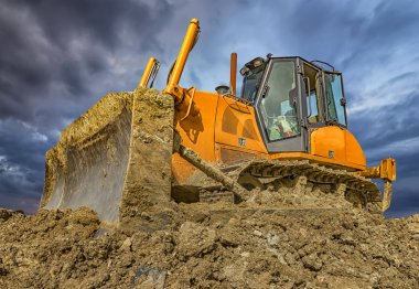 İnanılmaz renkli görünüme durdurulmuş buldozer ve bıçak yere.