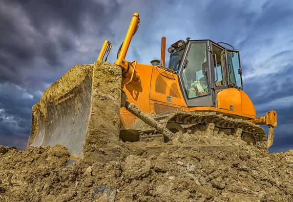 Vista colorida incrível de bulldozer parado e lâmina no chão . — Fotografia de Stock