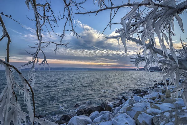 Ανατολή / το ηλιοβασίλεμα μεταξύ icicles — Φωτογραφία Αρχείου