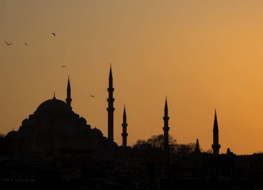 Eski şehir - Sultanahmet Cami Istanbul'da güneş ortamda silüeti. Istanbul eski kasabada birçok cami minareleri silüeti vermek vardır
