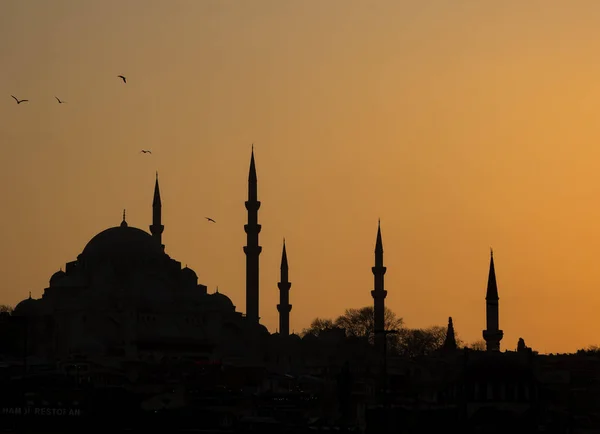 La silueta del casco antiguo - las mezquitas Sultanahmet en la puesta del sol en Estambul Turquía. El casco antiguo de Estambul tiene muchas mezquitas para dar una silueta de minaretes — Foto de Stock