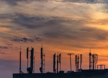 alacakaranlıkta gökyüzü ve metin için yer ile Gsm anten silüeti