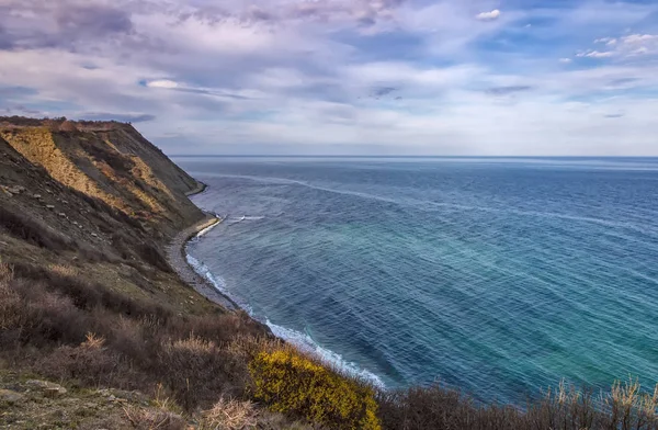 Vue Une Côte Une Plage Escarpées Sinueuses Avec Ciel Nuageux — Photo