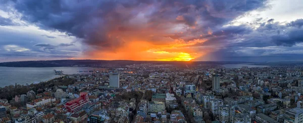 Incrível pôr do sol colorido sobre a cidade . — Fotografia de Stock
