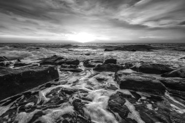 Çarpıcı siyah beyaz deniz manzarası 