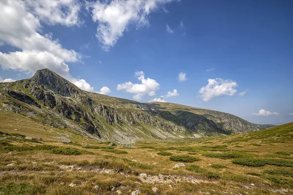 Berg heuvelyeraltı mezarlarına yapılan kafatasları — Stockfoto