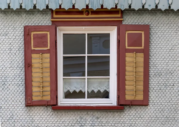 Okno z żaluzjami i zasłonami. — Zdjęcie stockowe