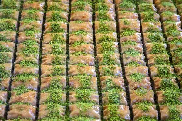 Цукерки з волоськими горіхами - баклава — стокове фото