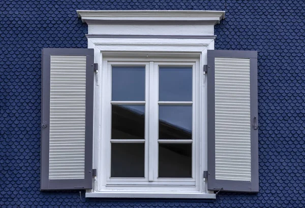 Fenster mit Jalousien — Stockfoto