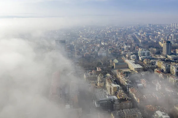海から街にやって来る霧の雲 ドローンからの空中風景 上からの眺め — ストック写真