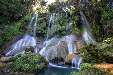 Küba'da el Nicho şelaleler. El Nicho bulunan Gran Parque doğal Topes de Collantes Merkez Küba'da Sierra Escambray Sıradağları arasında uzanan ormanlık bir park içinde.