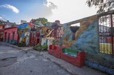 Havana, Küba-20 Aralık 2019: Renkli Callejon de Hamel sanat enstalasyonları, duvar resimleri ve Afro-Küba kültürünü kutlayan gösteriler. Sanat eserleri ve heykellerle süslenmiş alternatif bir yer.