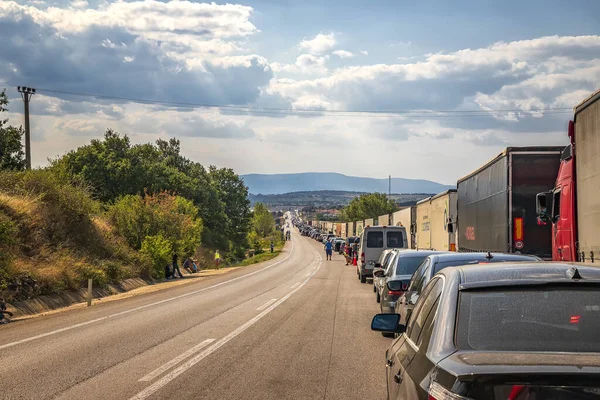 トルコ国境 トルコ 2019年8月30日 国境を越えるために長い列で待っているトラックや車 — ストック写真