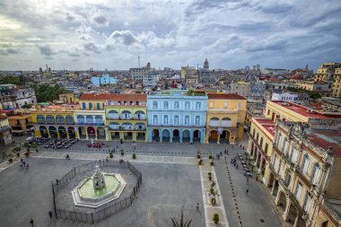 Havana, Küba - 20 Aralık 2019: Eski Şehir Meydanı, Plaza Vieja renkli binalar, Havana, Küba