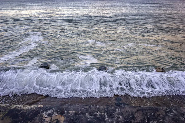 城市防波堤景观与美丽平静的波浪 — 图库照片