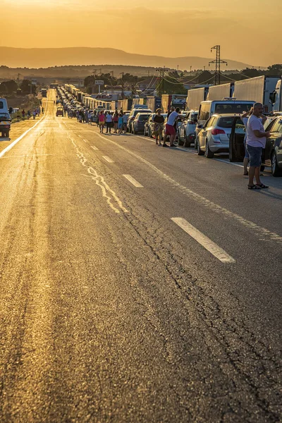 トルコ国境 トルコ 2019年8月30日 国境を越えるために長い列で待っているトラックや車 — ストック写真