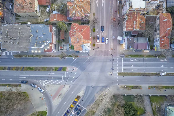 城市道路交叉口无人驾驶空车的空中景观 顶视图 — 图库照片