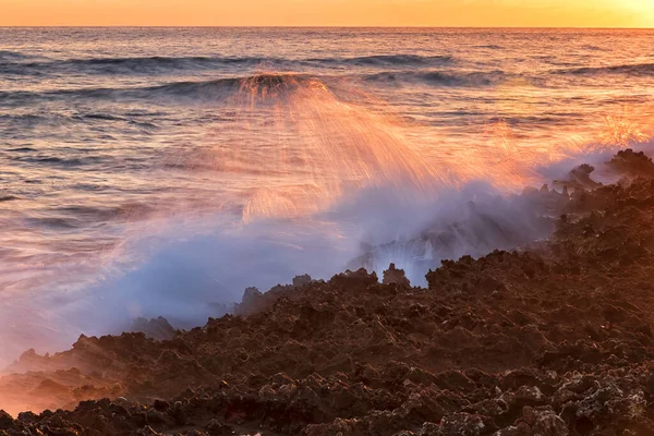 Verbazingwekkende Plons Zeewater Bij Zonsondergang Koraalrotsen Caraïbisch Cuba — Stockfoto