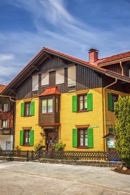 Oberstaufen, Almanya - 22 Temmuz 2019: Geleneksel Güney Alman tarzı sokak. Renkli vintage ev