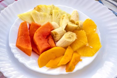 Bir tabakta Papaya, muz, mango, ananas ve portakal. Küba 'da geleneksel kahvaltı