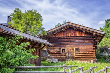 Güzel bir köy ahşap evi. Geleneksel mimari