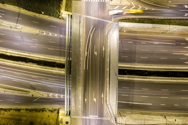 無人機からの車両の動きの航空ビューのライトと美しい夜の交通交差点道路 — ストック写真