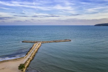 Deniz, sahil ve dalga kıran taşların havadan görünüşü