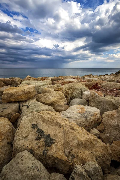 Kleurrijke Stenen Een Oever Met Stormachtige Wolken Aan Horizon Verticaal — Stockfoto