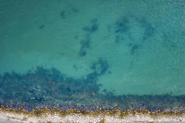 Bovenaanzicht Luchtfoto Van Vliegende Drone Van Prachtige Transparante Zee Kustlijn — Stockfoto