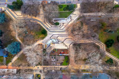 Şehir parkının ve ağaçların insansız hava aracı görüntüsü. Mimarlık ögesi 