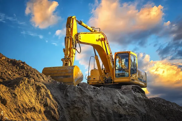 Stopping Yellow Excavator Incredibly Beautiful Sunset — Stock Photo, Image