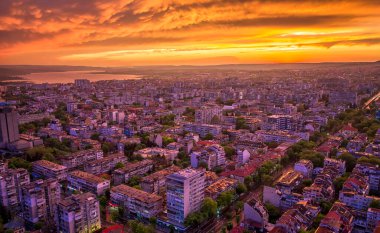 Şehrin üzerinde çarpıcı renkli bulutlar. Varna, Bulgaristan