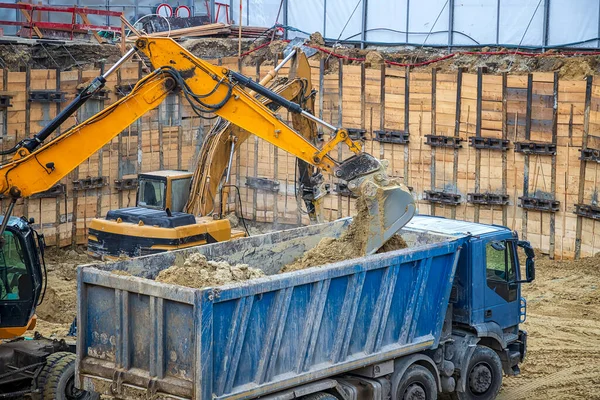 Excavadora Está Cargando Excavación Camión Equipos Construcción Pesados Trabajando Sitio —  Fotos de Stock