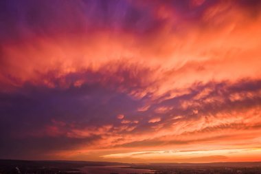 İnanılmaz renkli bulutlar. Doğa arkaplanı