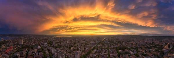 Nuvens Coloridas Incríveis Sobre Cidade Panorama Aéreo Drone Varna Bulgária — Fotografia de Stock