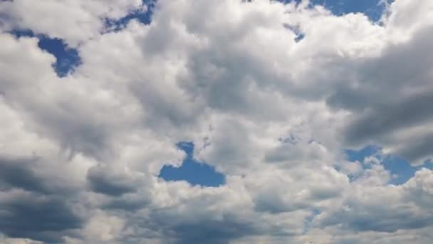 timelapse avec de beaux nuages duveteux 