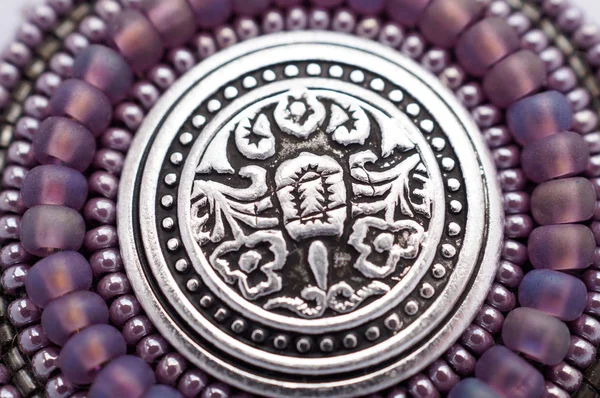 Abalorio de semillas bordado en color lila mandala con botón de metal . —  Fotos de Stock