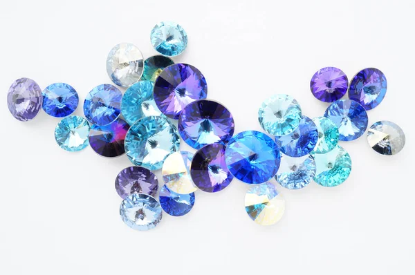 Синий и фиолетовый кристаллы на белом фоне — стоковое фото